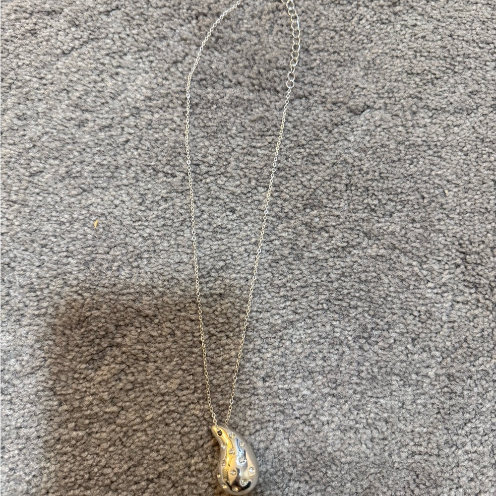 Claire’s Elegant Silver Teardrop Pendant Necklace